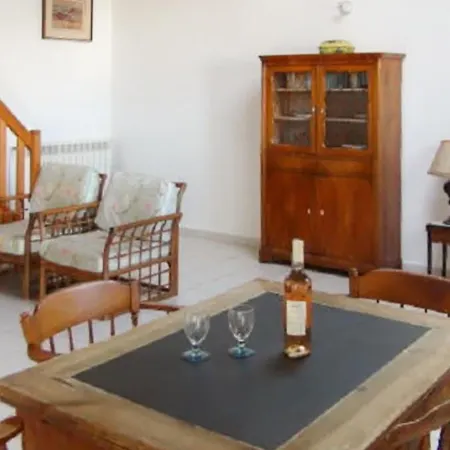 Apartment Marseillan: Cityscape Views With Shared Pool And Garden