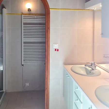 Apartment Marseillan: Cityscape Views With Shared Pool And Garden