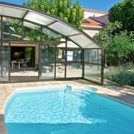 Marseillan: Cityscape Views With Shared Pool And Garden